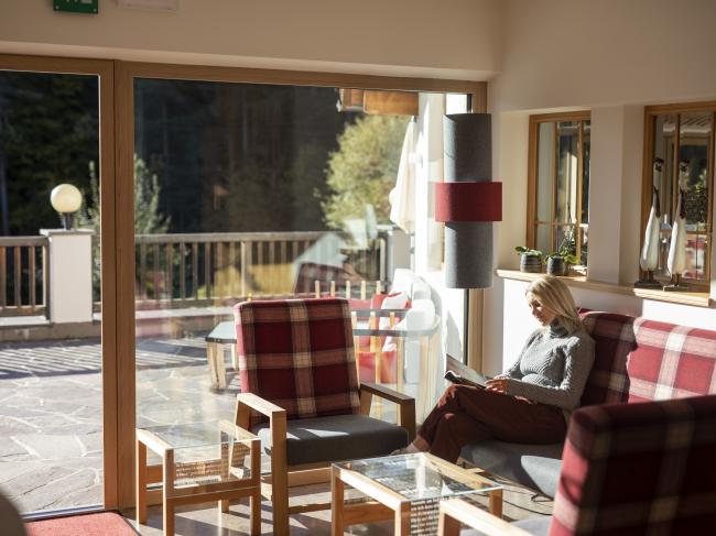 Frau liest ein Buch im Hotel Weihrerhof