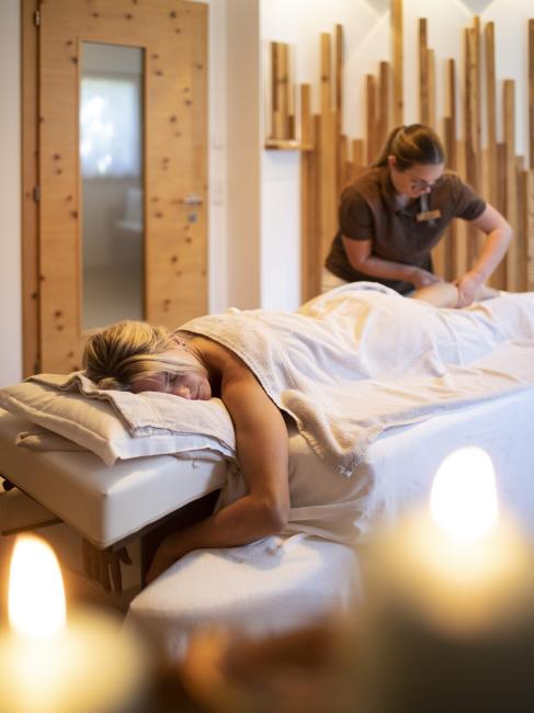 Frau bei der Massage im Weihrerhof