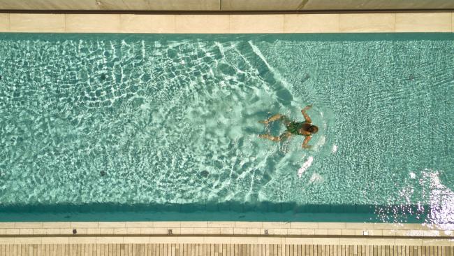 Change Maker Hotel Hirben Pool von oben