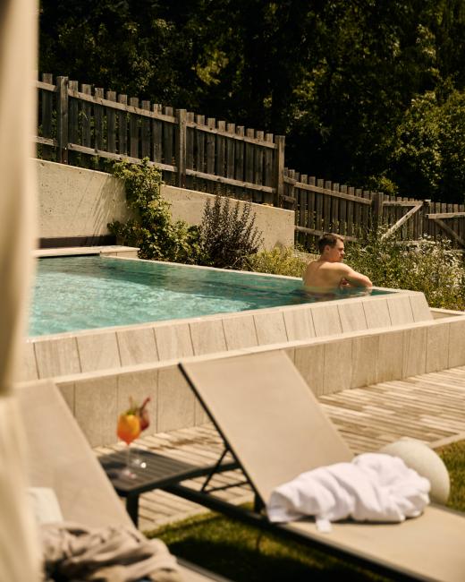 Change Maker Hotel Hirben Garten Pool Sommer