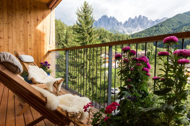 CMH Hotel Tyrol Dolomites Slow Living Sommer Garten Balkon