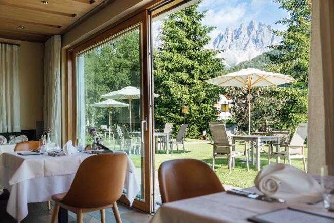 CMH Hotel Tyrol Dolomites Slow Living Sommer Garten Restaurant