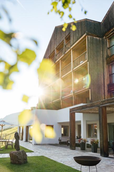 CMH Hotel Tyrol Dolomites Slow Living Sommer Garten Aussenansicht