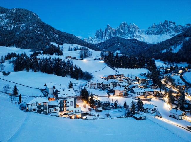 CMH Hotel Tyrol Dolomites Slow Living Winter Ansicht Landschaft