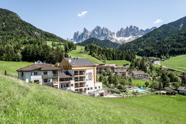 CMH Hotel Tyrol Dolomites Slow Living Sommer Aussen Ansicht Landschaft