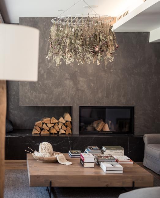 Wohnzimmer mit Karmin im Hotel Petrus