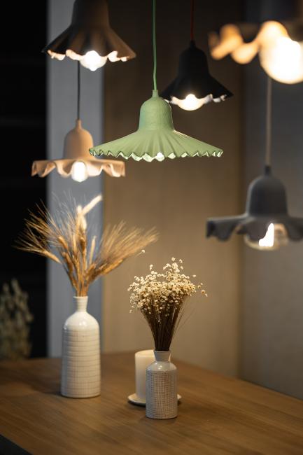 Getöpferte Lampen & Trockenblumen im Hotel Petrus