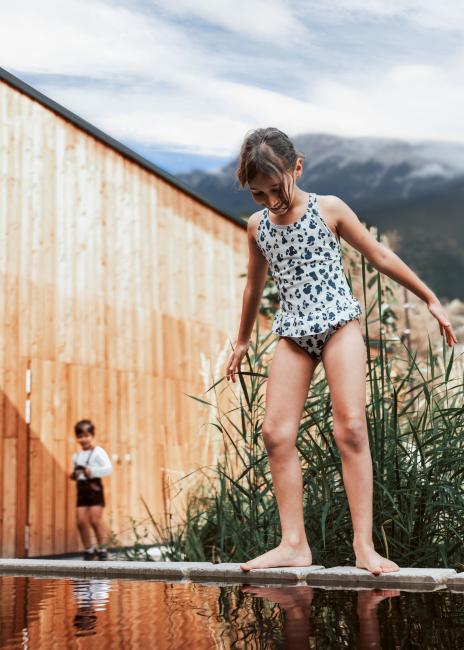 Kinder beim Spielen vor dem Hotel Stern