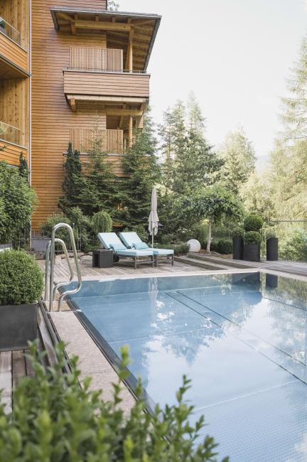 Outdoor-Pool im Naturhotel Waldklause