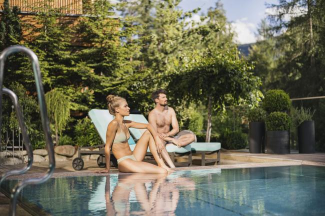 Paar am Pool im Naturhotel Waldklause