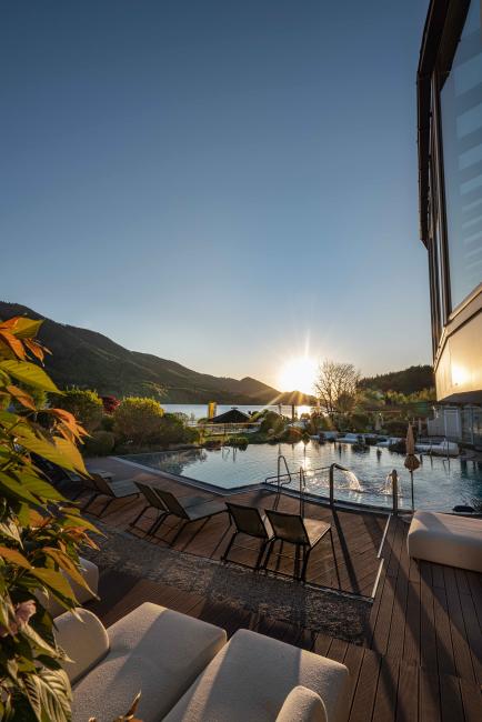 Pool mit Ausblick im Waldhof Fuschlsee Resort