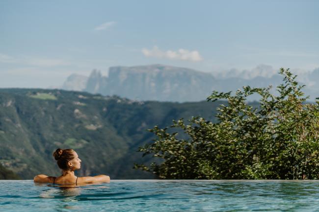 Frau in Pool im Hotel & Gasthof Zum Hirschen