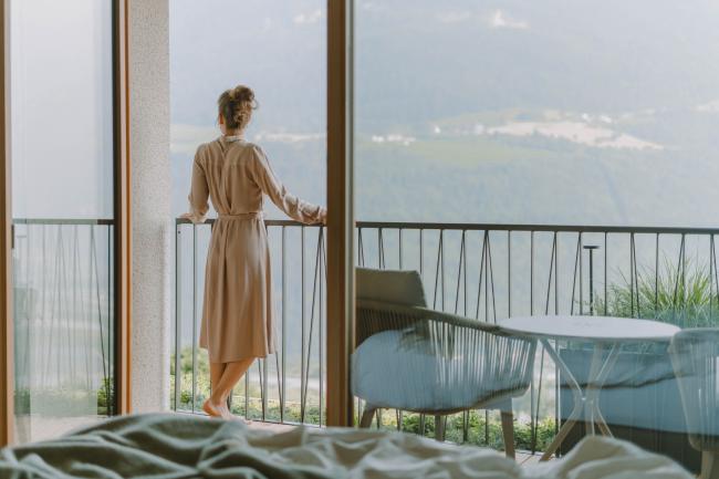 CMH NiedermairNatureRetreat Frau am Balkon