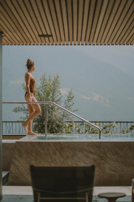 CMH NiedermairNatureRetreat Frau am weg in den pool