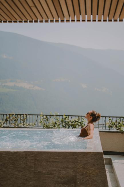 CMH NiedermairNatureRetreat Frau im Pool