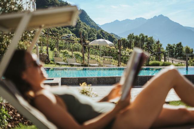 CMH NiedermairNatureRetreat Frau am Pool