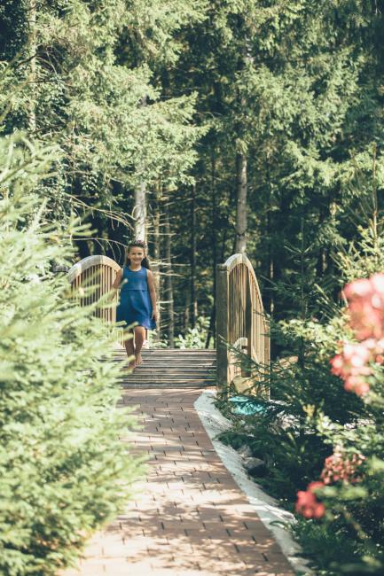 cmh_postfamilyresort_Kind im Wald
