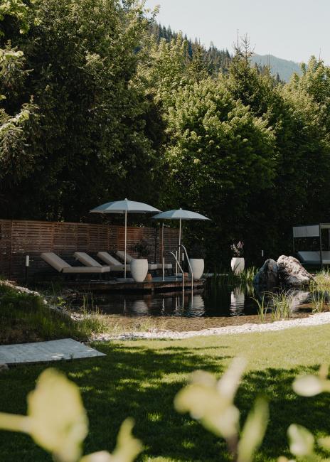 Schwimmteich mit Liegen im Grünen im Haus Jausern
