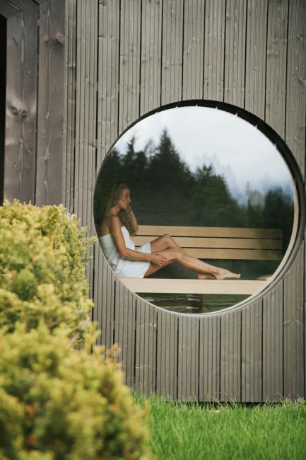 Frau in der Sauna im Eco Loft im Green Luxury Hotel Pfösl