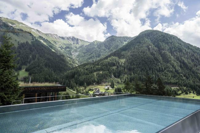 Adults-only Pool mit Panorama im Gradonna Mountain Resort