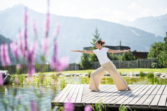 Yoga am Naturbadeteich im Gradonna Mountain Resort
