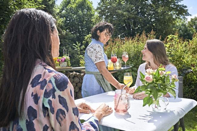 Monika Aigner serviert Drinks im Hotel Kronenhof