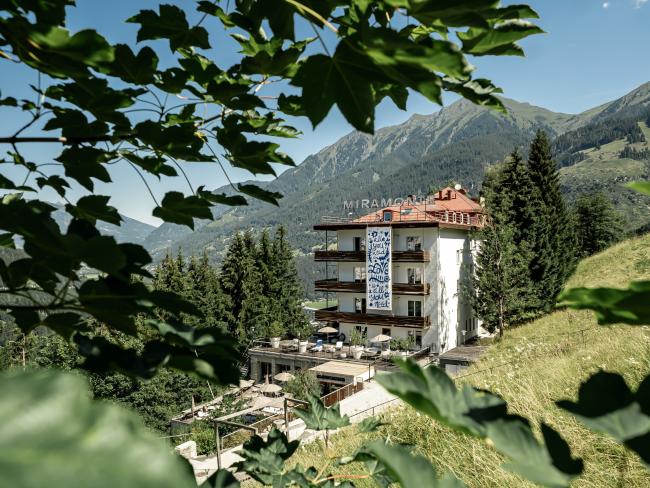 Hotel Miramonte Außenansicht Sommer