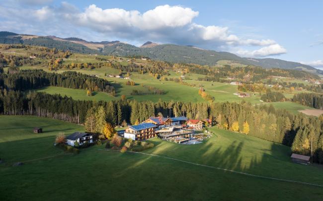 CMH_GutSonnberghof_Herbst_Aussenansicht Berge