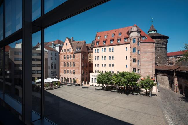 Ausblick aufs Hotel Victoria und den Klarissenplatz vom Neuen Museum aus