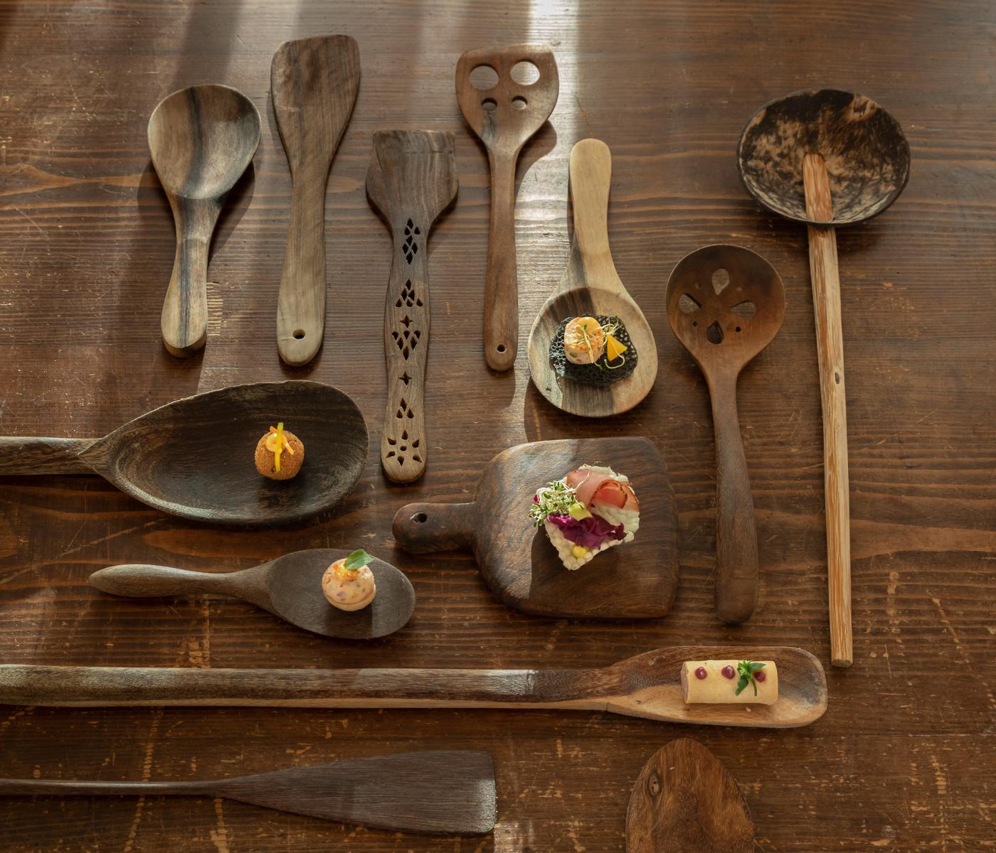 Kochutensilien aus Holz auf einem Holztisch