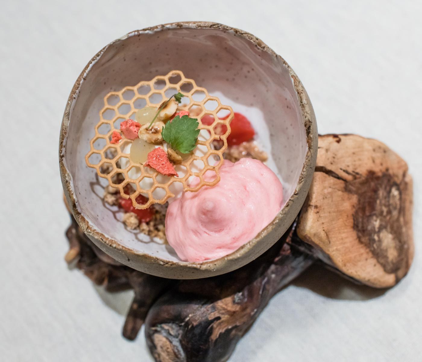 Modernes Gericht in einer grauen Schale