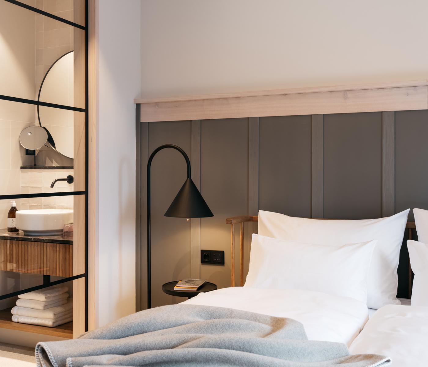 Hotelzimmer mit Doppelbett und Bad