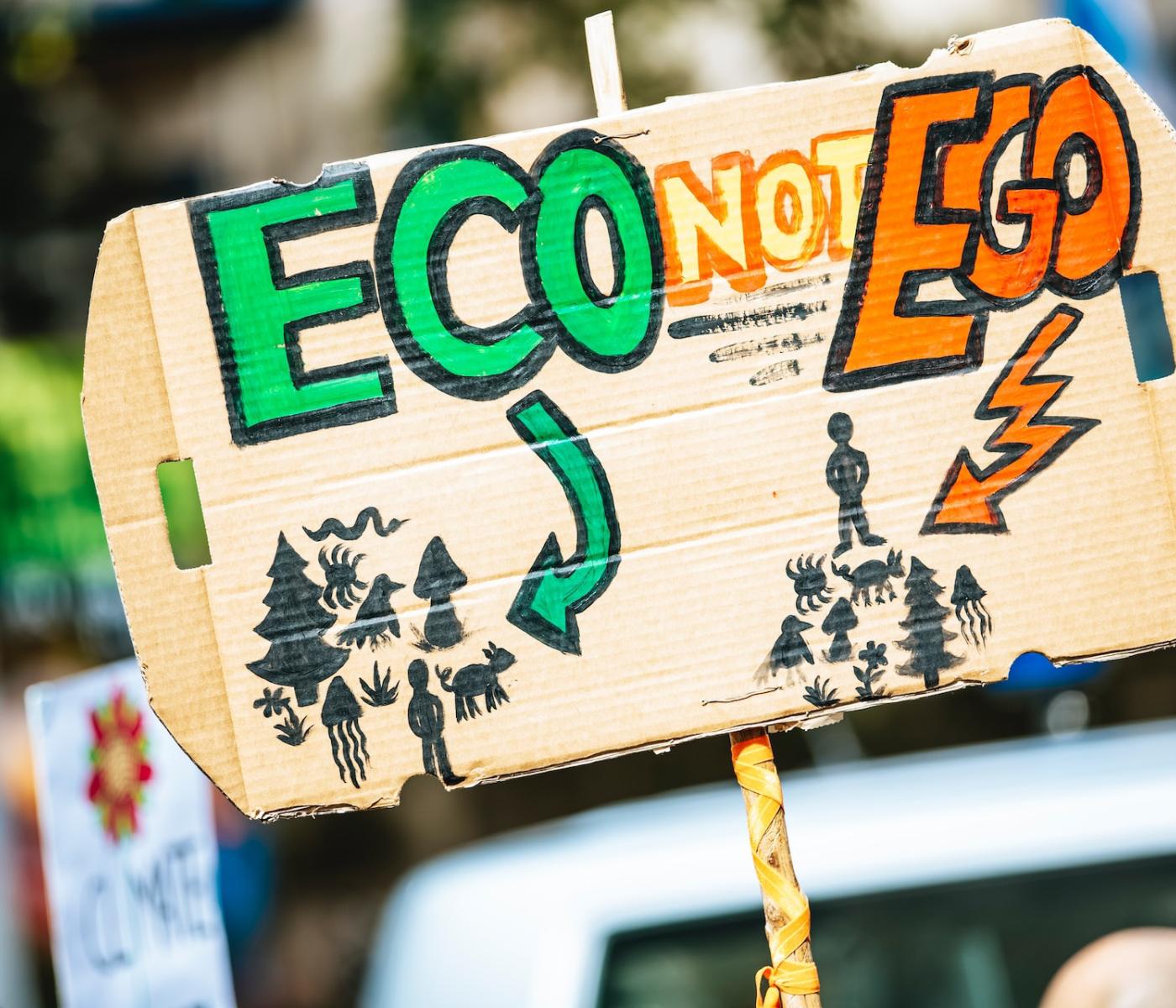 Schild aus Pappe mit dem Spruch Eco not Ego