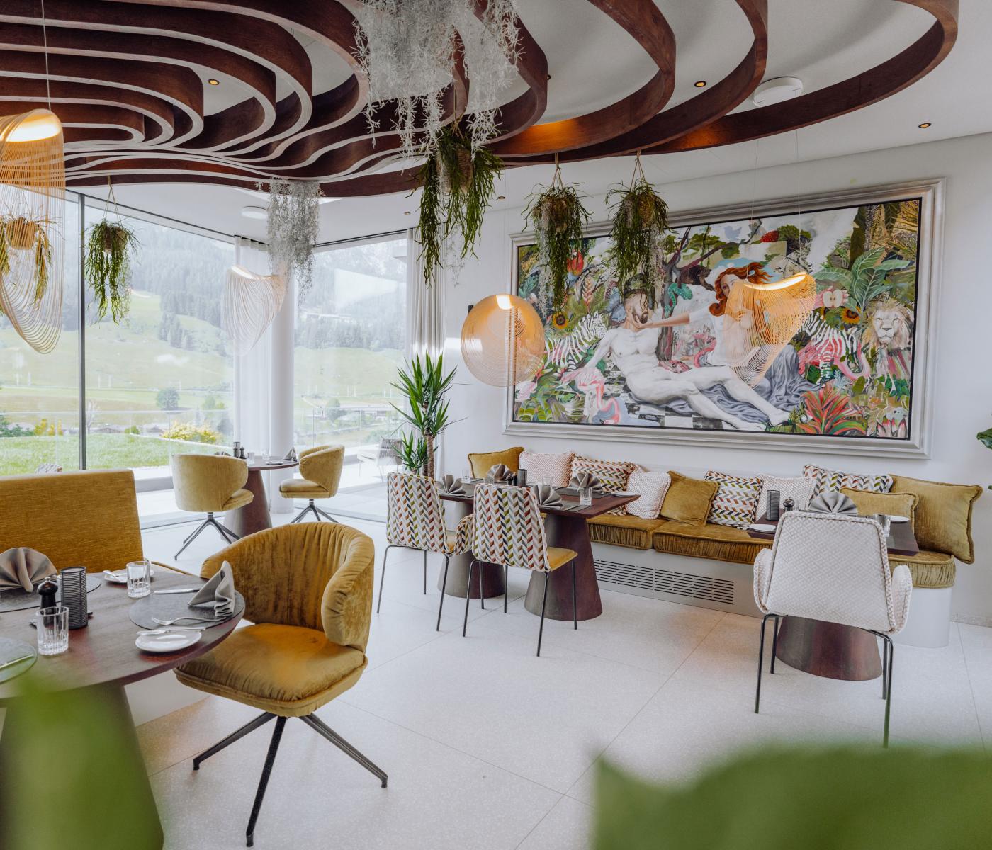 Design Restaurant mit vielen Pflanzen und Blick auf die Berge