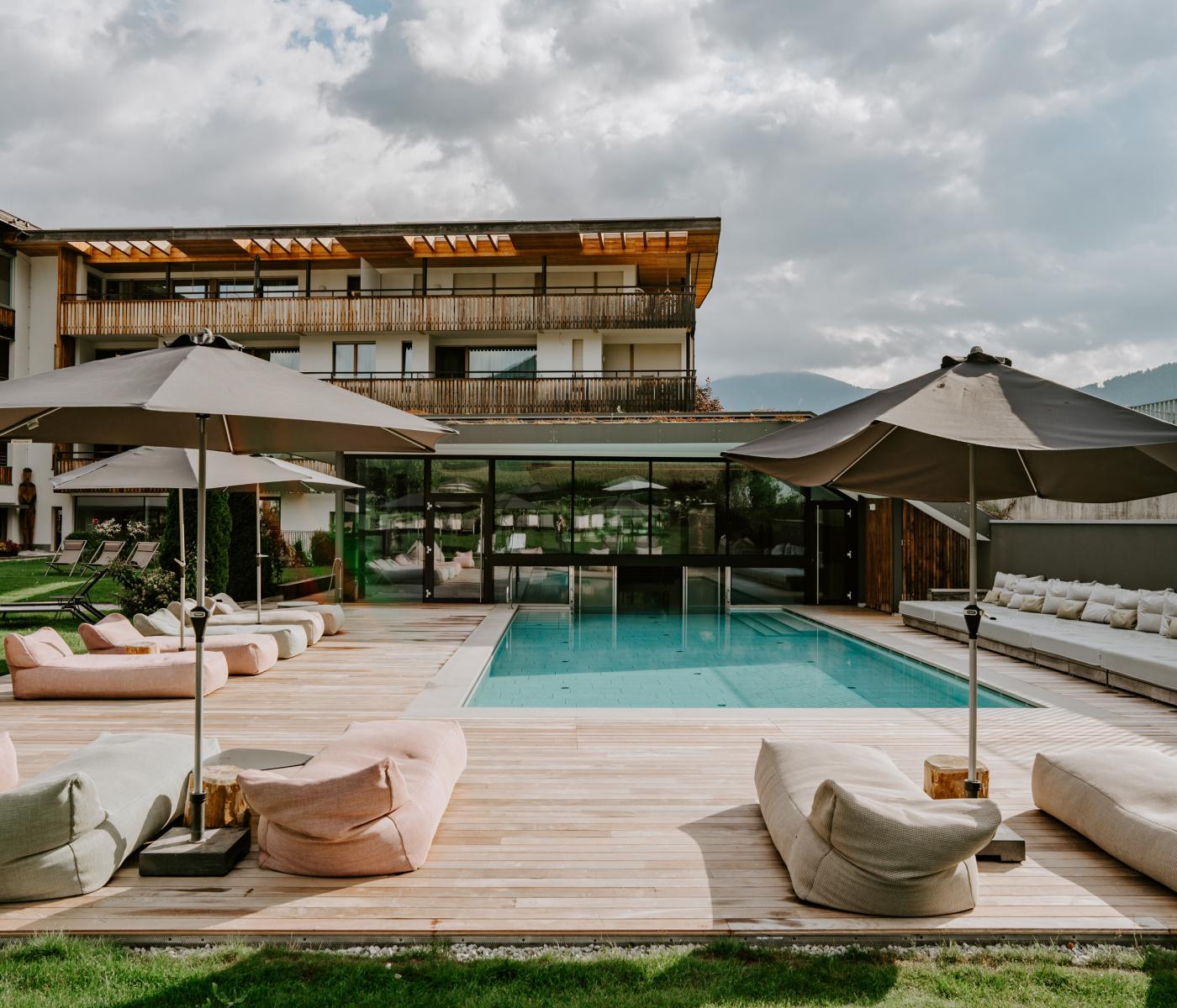 Aussenfassade mit Pool Hotel Petrus