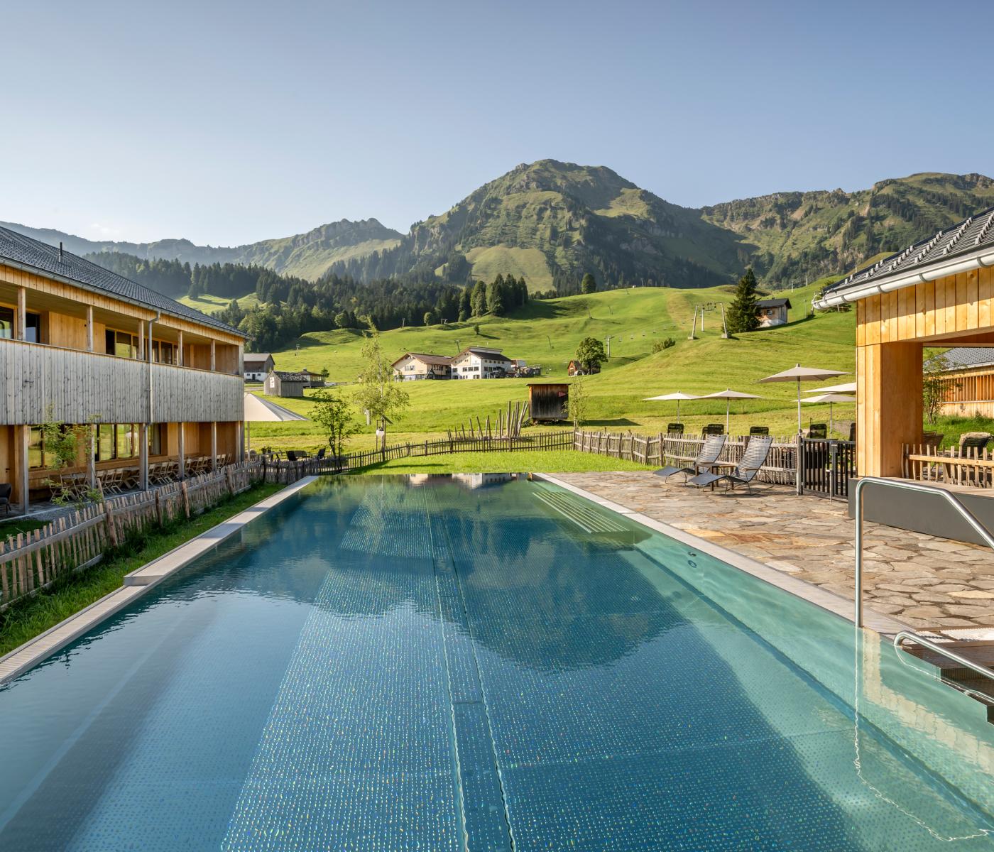 Change Maker Hotel Fuchsegg Eco Lodge mit Pool im Sommer