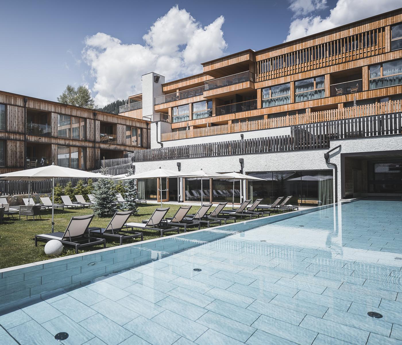 Außenansicht und Pool im Hirben Naturlaub