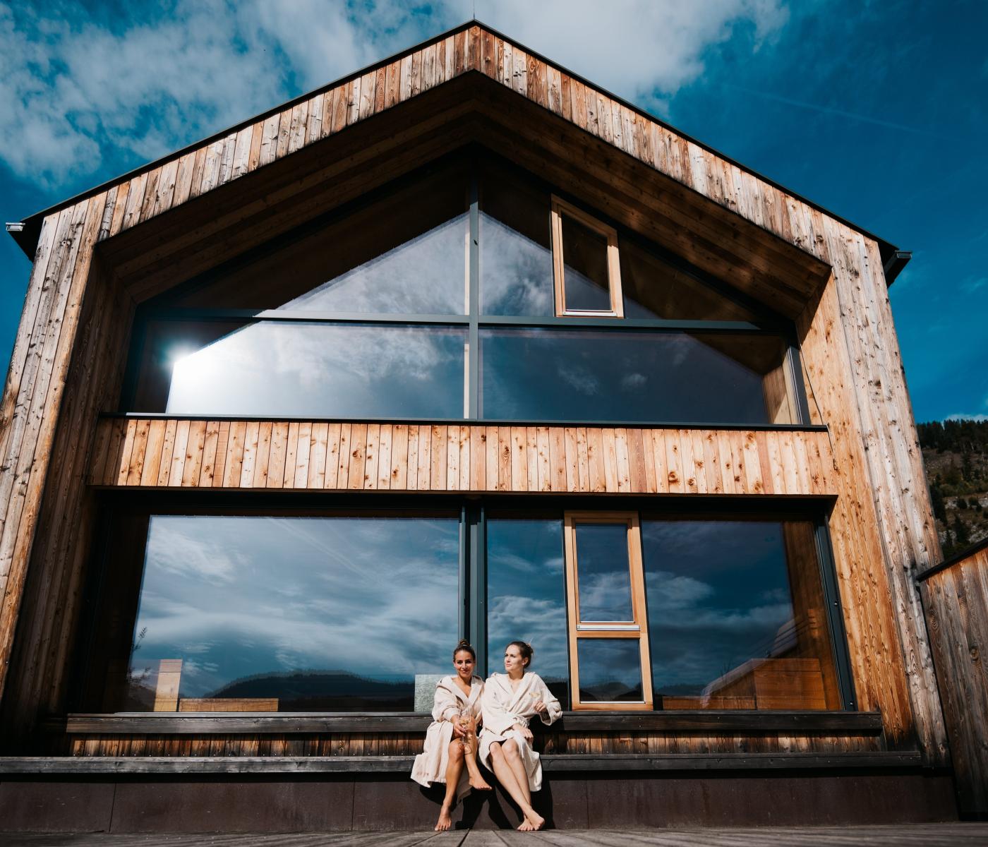 Frauen vor Seesauna vom Regitnig