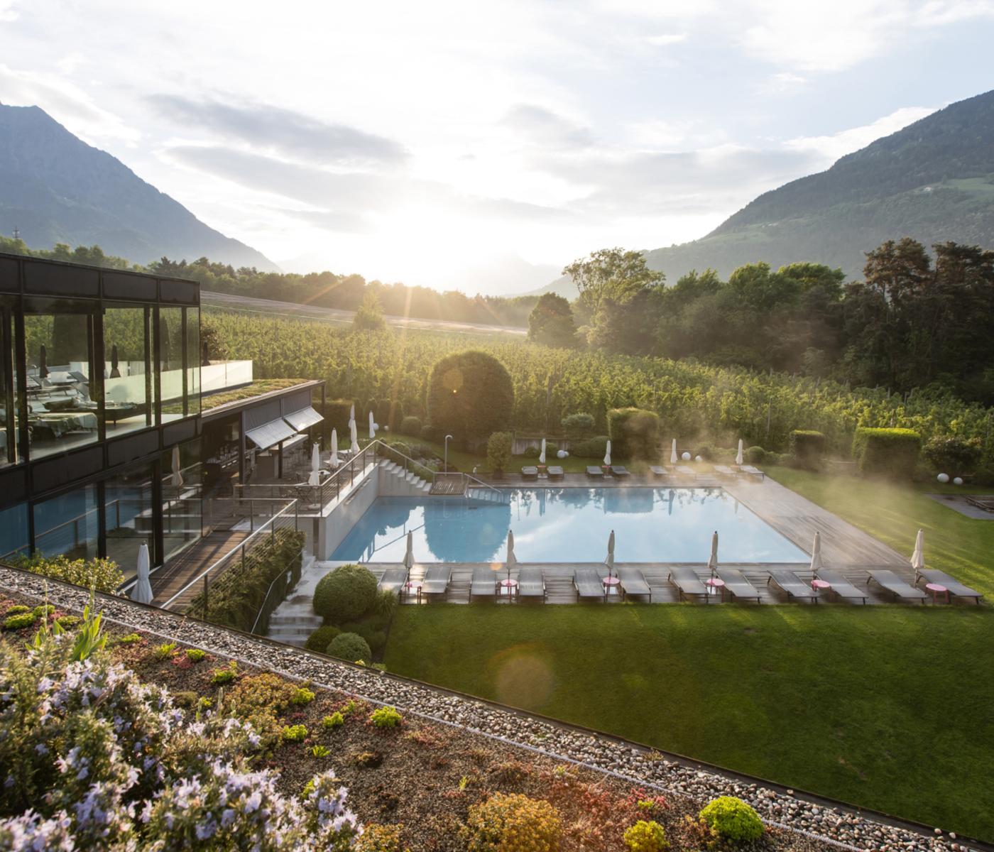 Design Hotel Tirol Pool und Poolbar Berge Landschaft in Südtirol