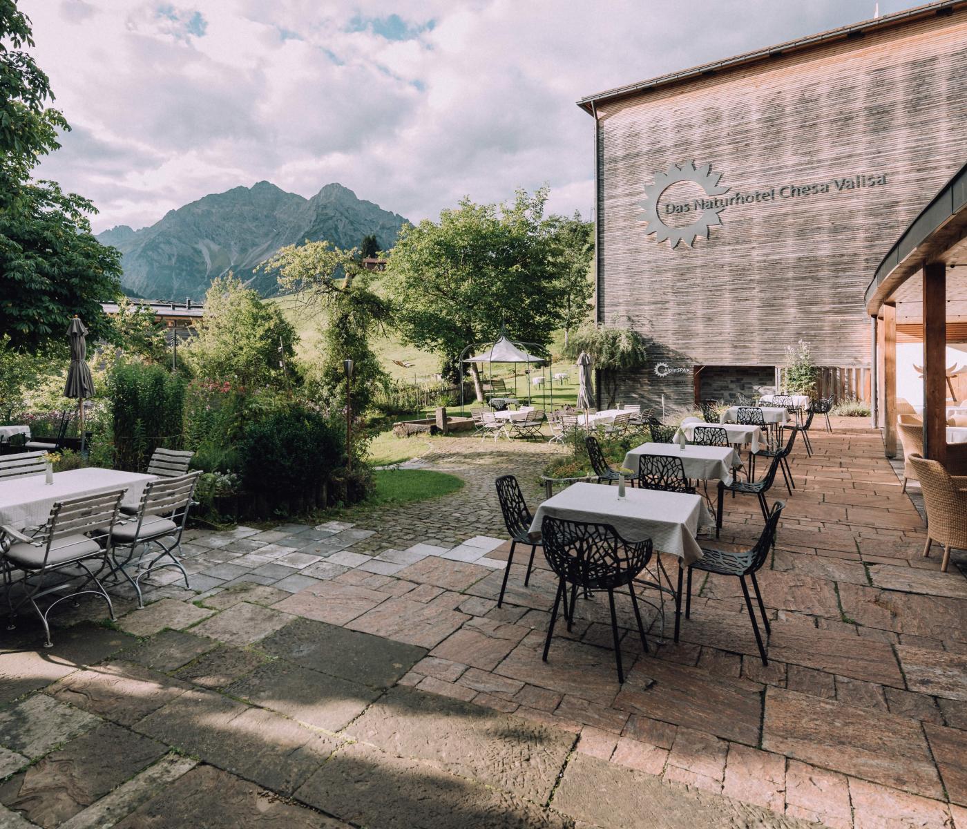 Terrasse mit Ausblick im Naturhotel Chesa Valisa