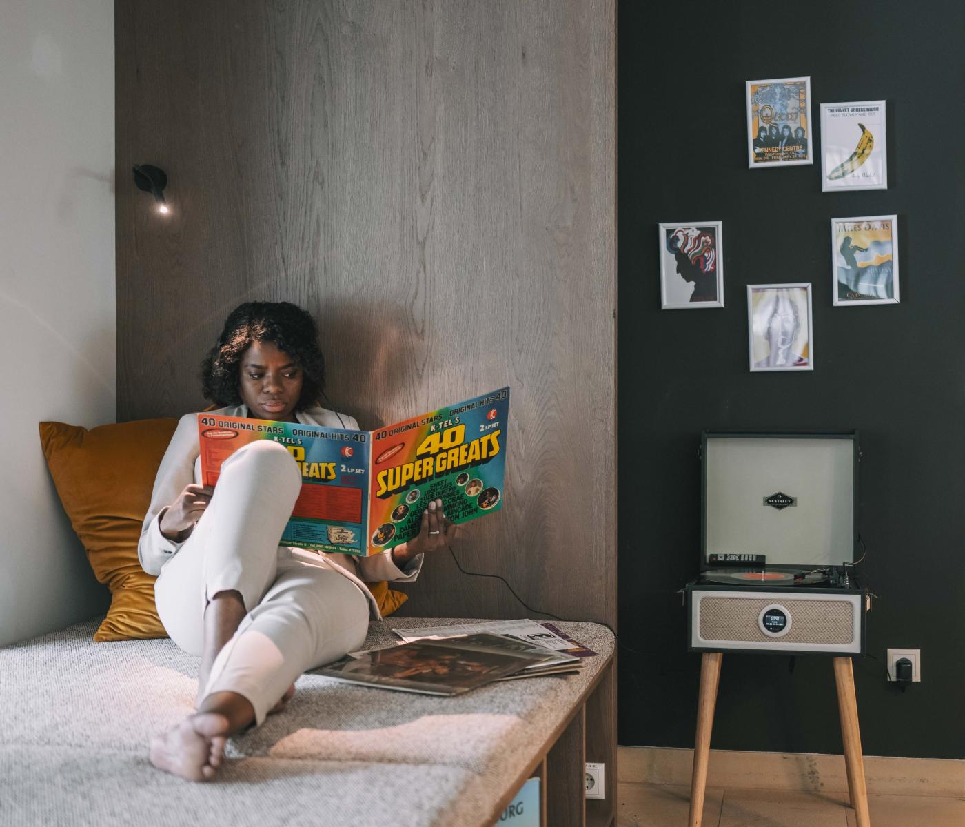 Frau mit Schallplatten