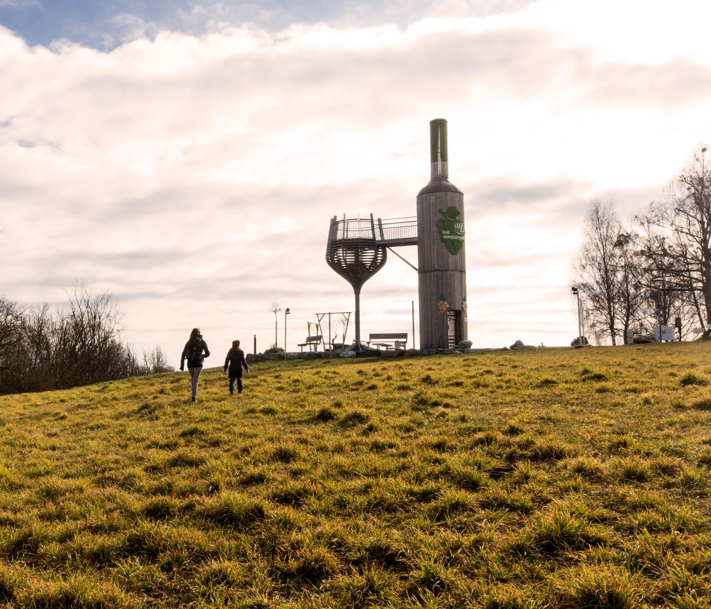 Begehbare Weinflasche Wein-Erlebnis-Weg Loipersdorf-2610_KarinWasner