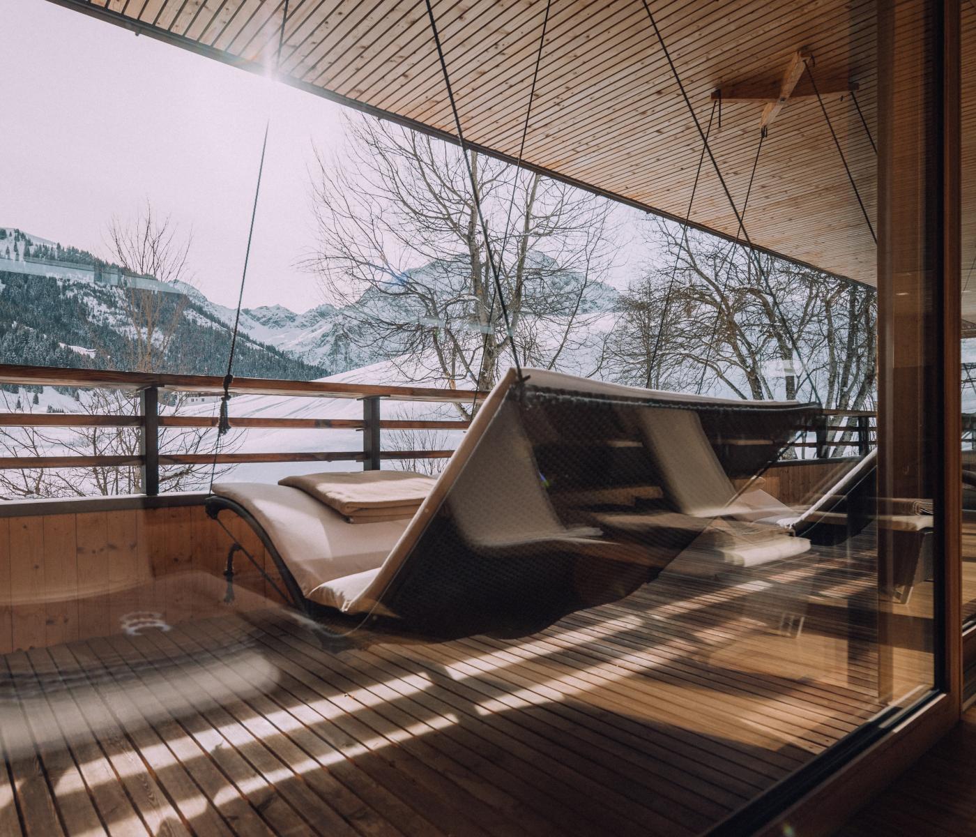 Schwebeliegen im Winter im Naturhotel Chesa Valisa