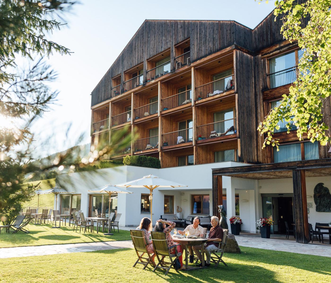 CMH Hotel Tyrol Dolomites Slow Living Sommer Garten Aussenansicht