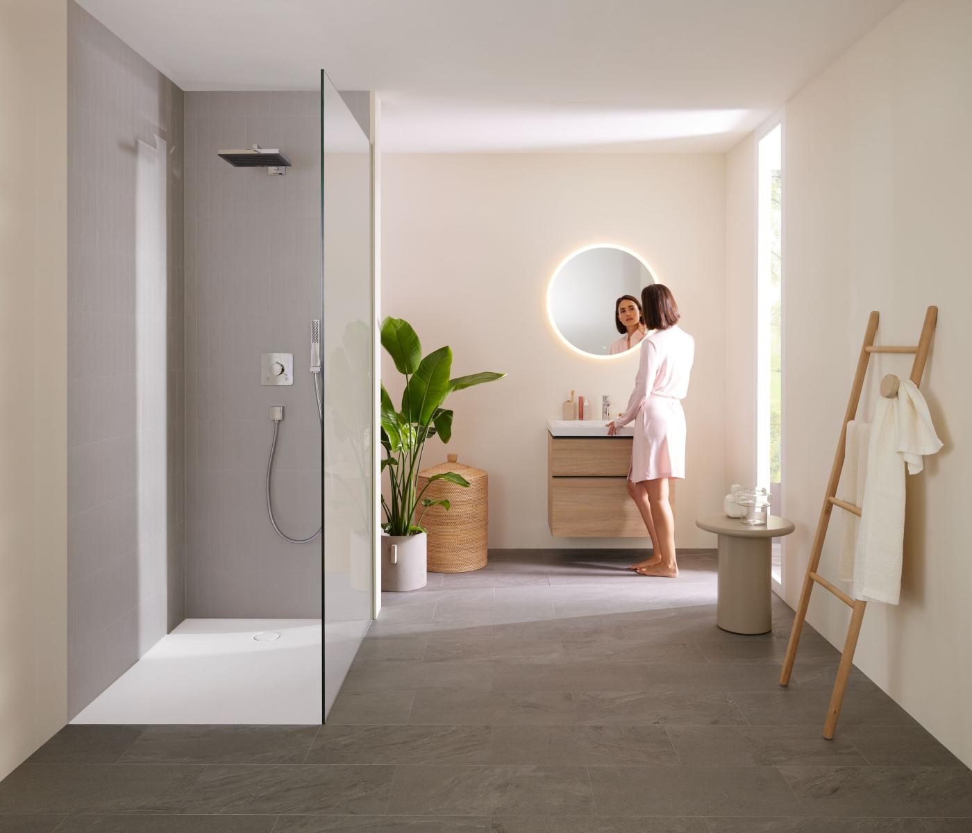 Frau in einem beigen Badezimmer