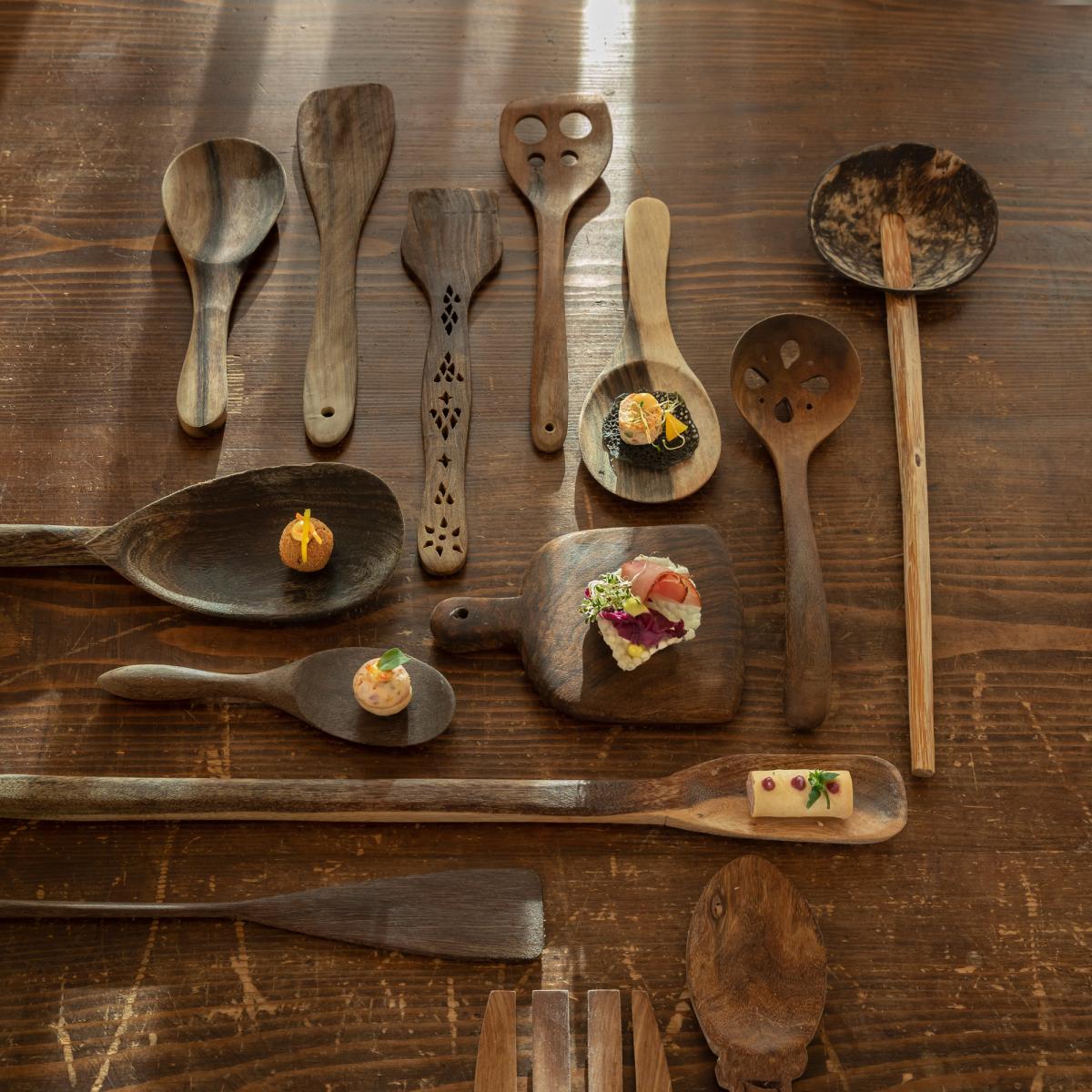 Kochutensilien aus Holz auf einem Holztisch
