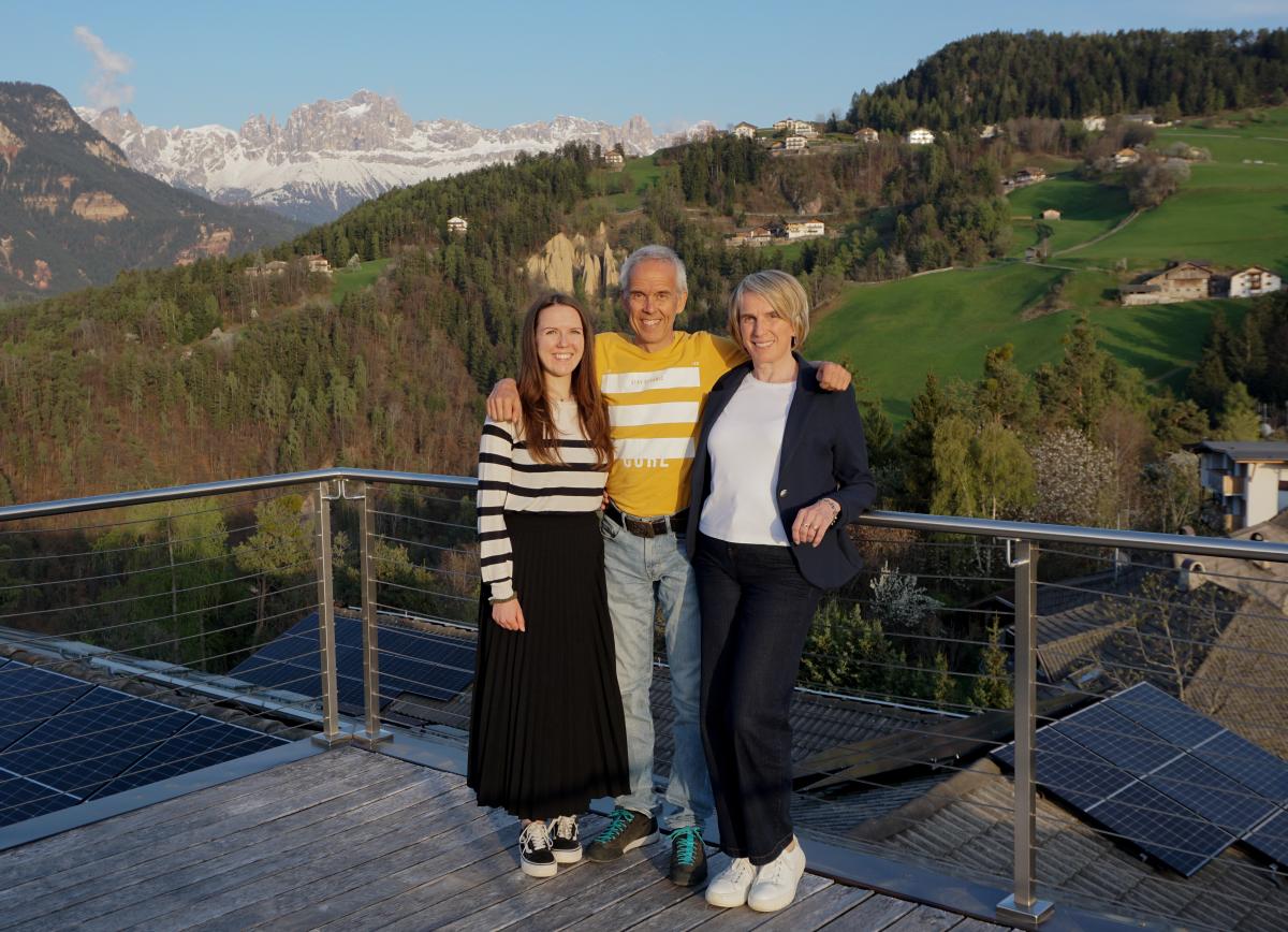 Lisa, Kurt und Sonja Resch auf der Terrasse des Steineggerhofs