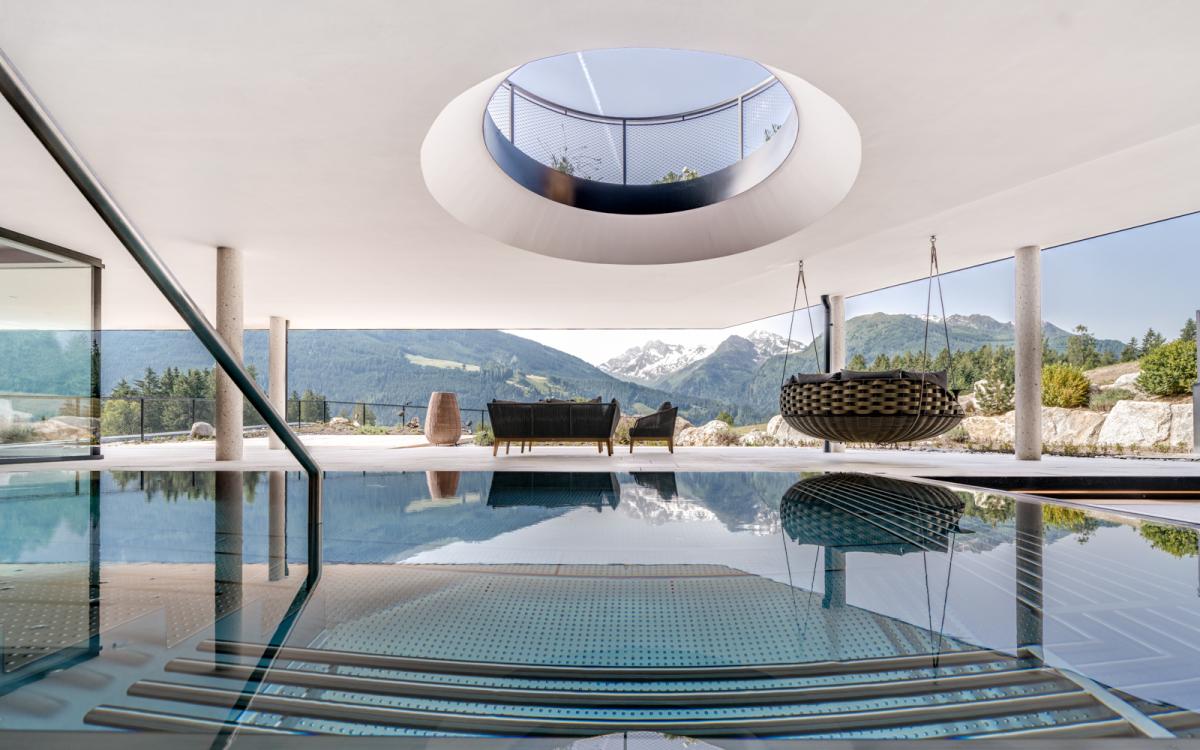 Indoor Pool mit Bergpanorama