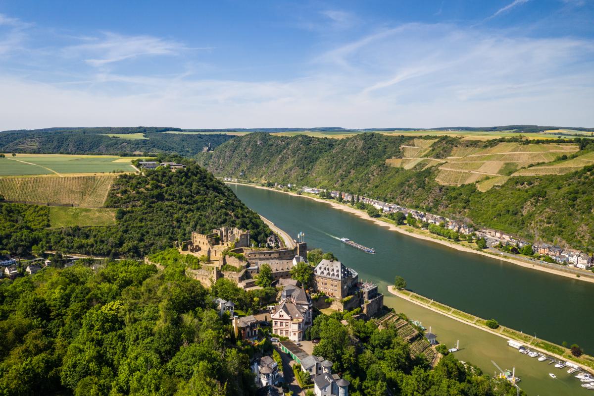 Blick von oben auf Burg Rheinfels und den Rhein
