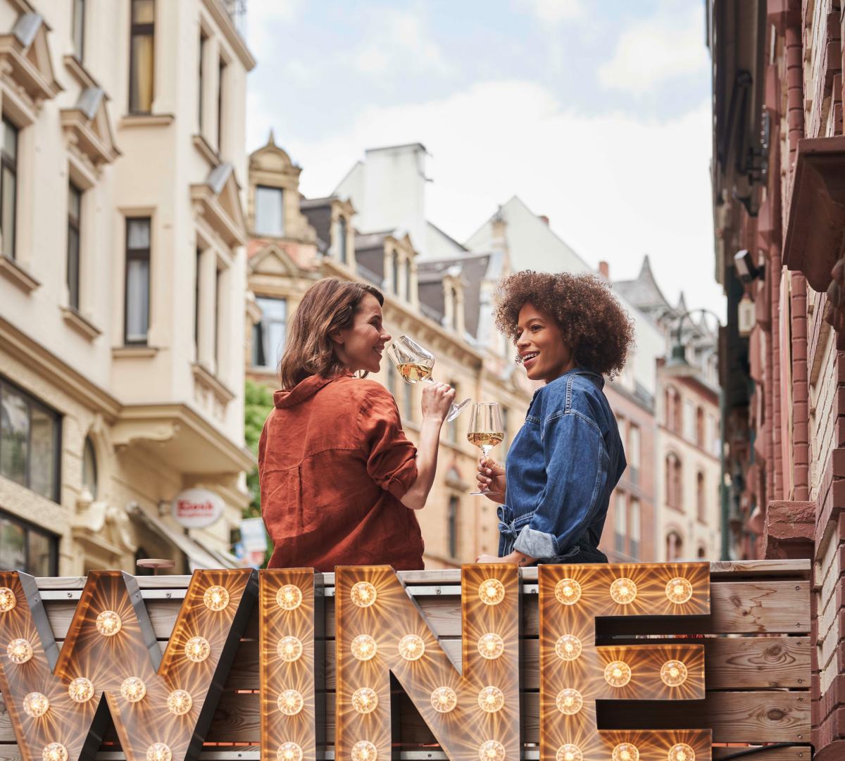 Wiesbaden Kultur City weintrinkende Frauen